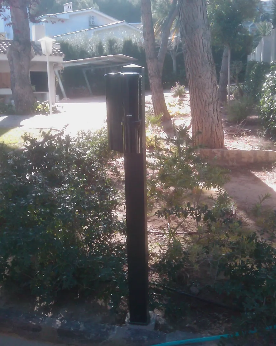 Columna de barrera exterior de infrarrojos en un jardín