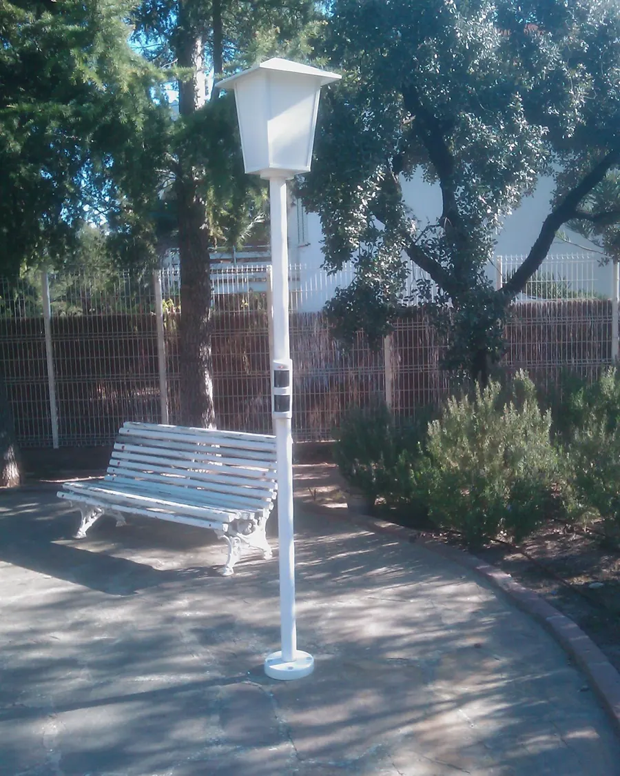 Detector exterior de 180 grados montado en un poste